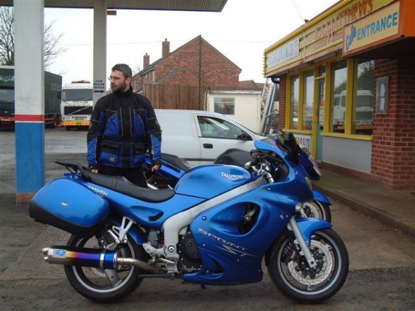 Zoom in Rig's Triumph Sprint ST outside Fromes Hill Cafe
