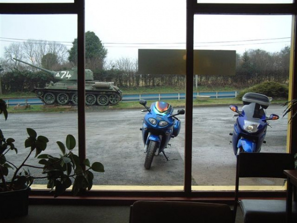 Rig's Triumph Sprint ST outside Fromes Hill Cafe