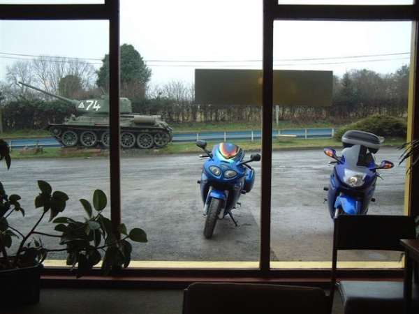 Zoom in Rig's Triumph Sprint ST outside Fromes Hill Cafe