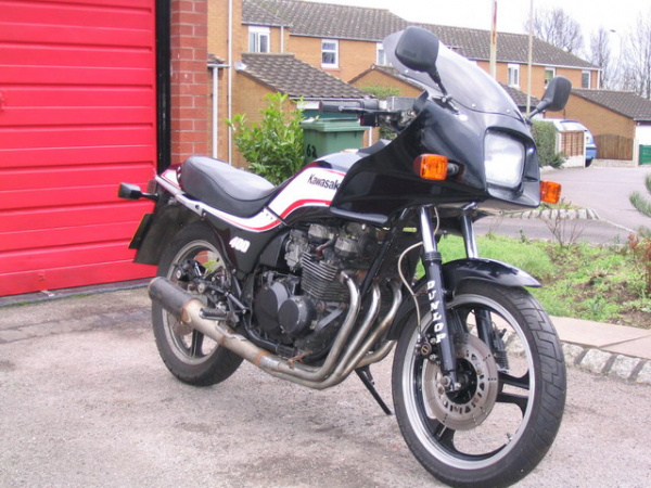 Zoom in Kawasaki GPz400