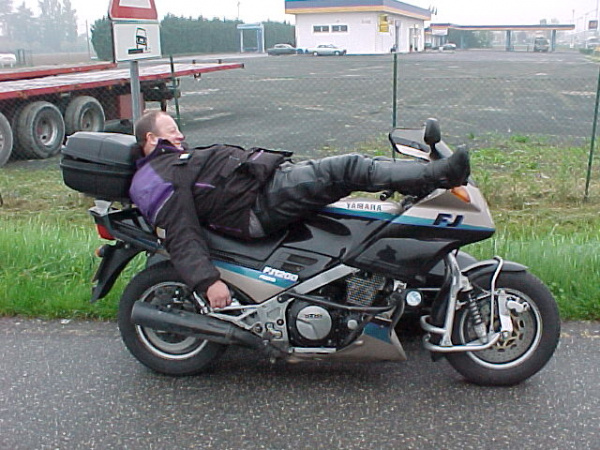Zoom in Hank sleeping on the FJ1200 in Italy