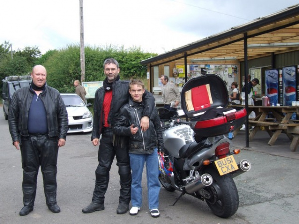 Bonzo, Rig and Scotty outside Dinkys Dinah