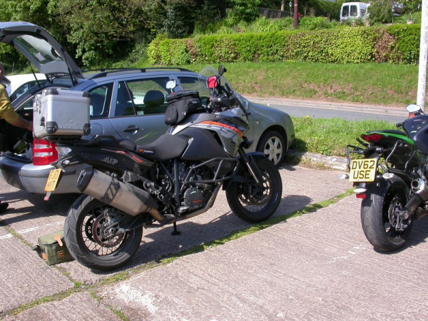 Zoom in KTM 1190 Adventure outside Jo's Cafe
