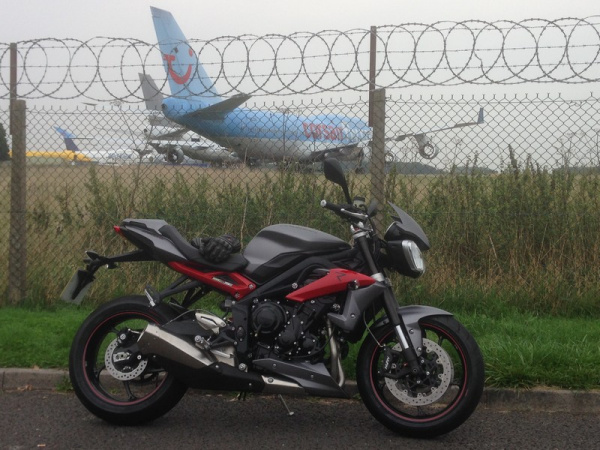 Zoom in Triumph Street Triple R