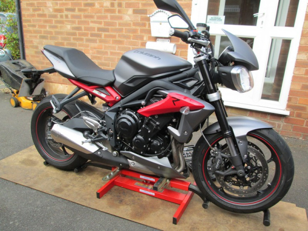 Zoom in Triumph Street Triple R