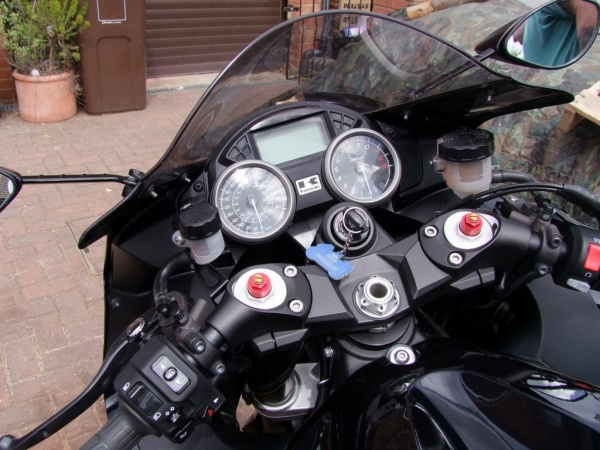 Zoom in Bonzo's Kawasaki ZZR1400