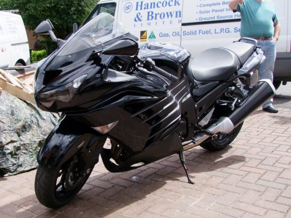 Zoom in Bonzo's Kawasaki ZZR1400