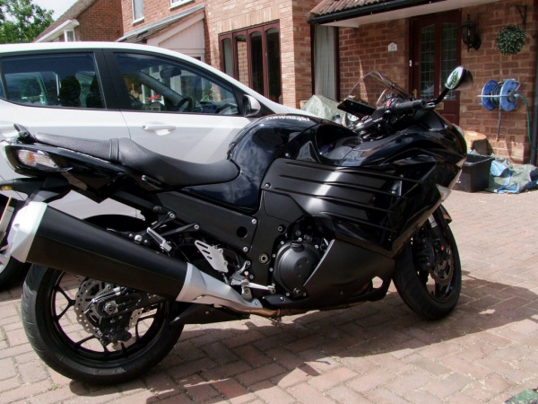 Zoom in Bonzo's Kawasaki ZZR1400