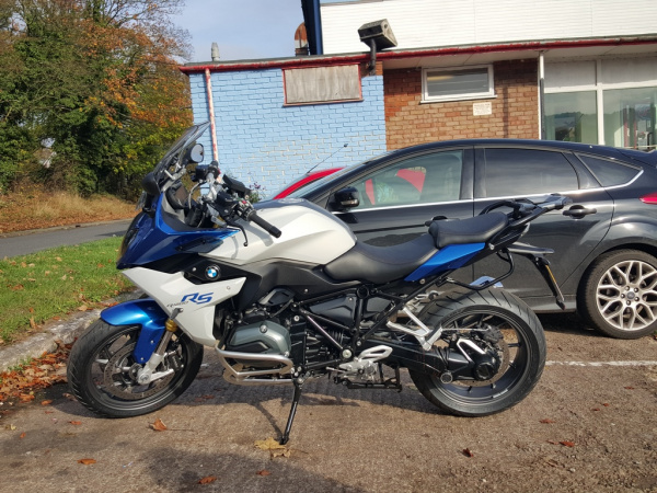 Zoom in Bob's BMW R1200RS at Jo's Cafe