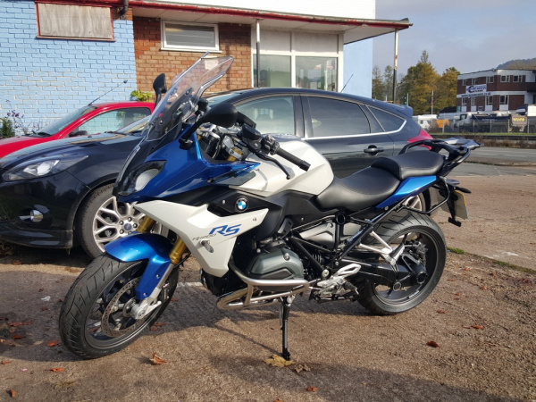 Zoom in Bob's BMW R1200RS at Jo's Cafe