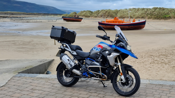 Zoom in BMW R1200GS Rallye in Barmouth
