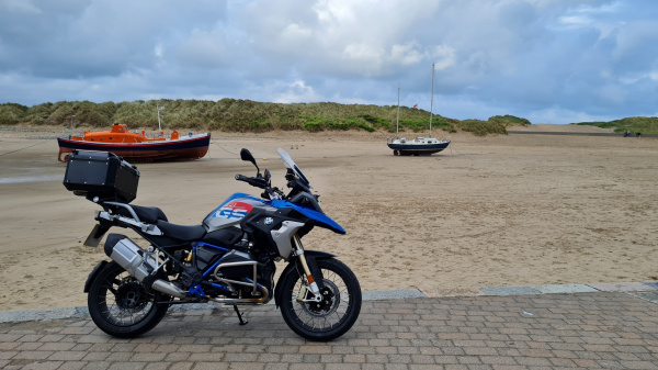 Zoom in BMW R1200GS Rallye in Barmouth
