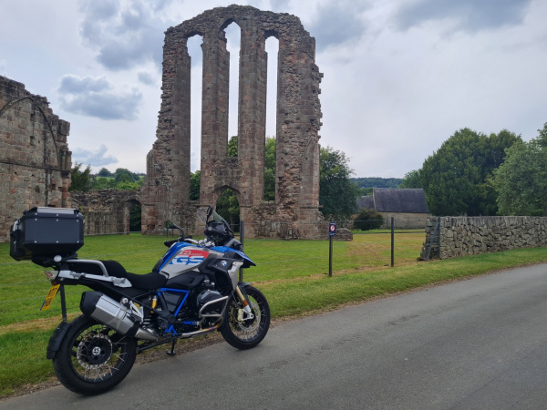 Zoom in BMW R1200GS at Croxden Abbey