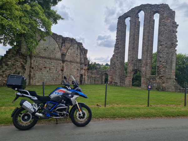 Zoom in BMW R1200GS at Croxden Abbey