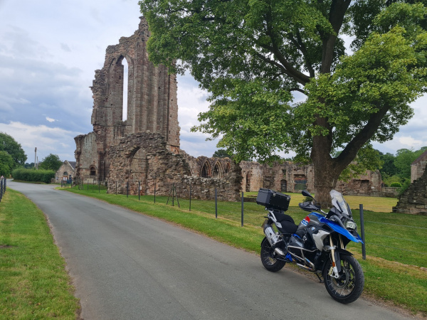 Zoom in BMW R1200GS at Croxden Abbey