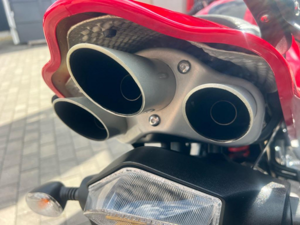 Zoom in Triumph Sprint ST 1050