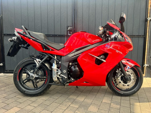 Zoom in Triumph Sprint ST 1050