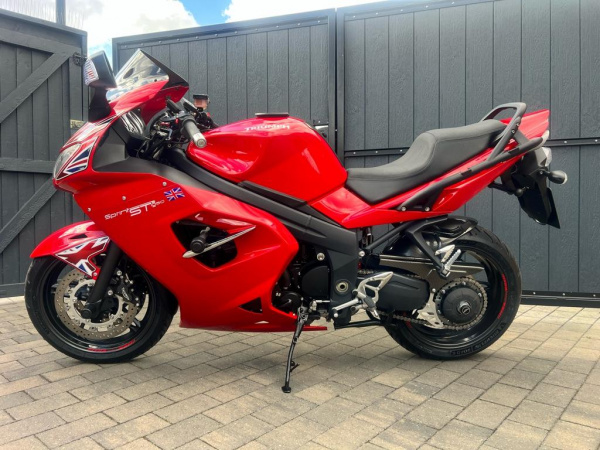 Zoom in Triumph Sprint ST 1050