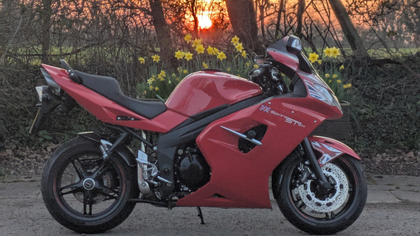 Zoom in Triumph Sprint ST 1050