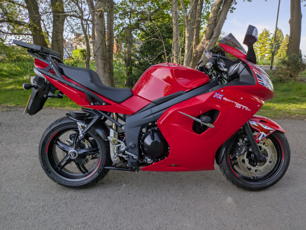Zoom in Triumph Sprint ST 1050