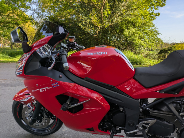 Zoom in Triumph Sprint ST 1050