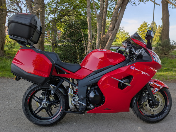 Zoom in Triumph Sprint ST 1050