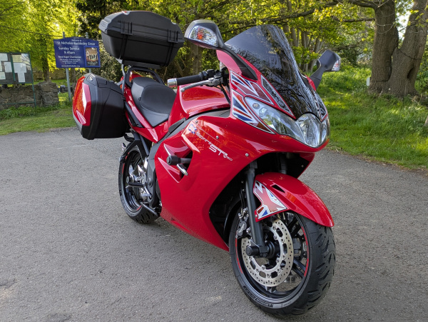 Zoom in Triumph Sprint ST 1050