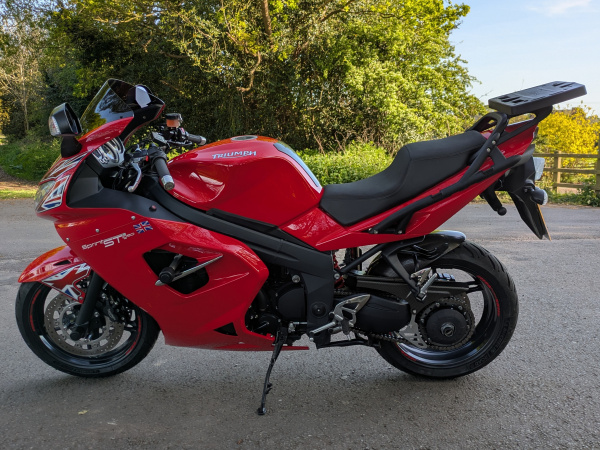 Zoom in Triumph Sprint ST 1050