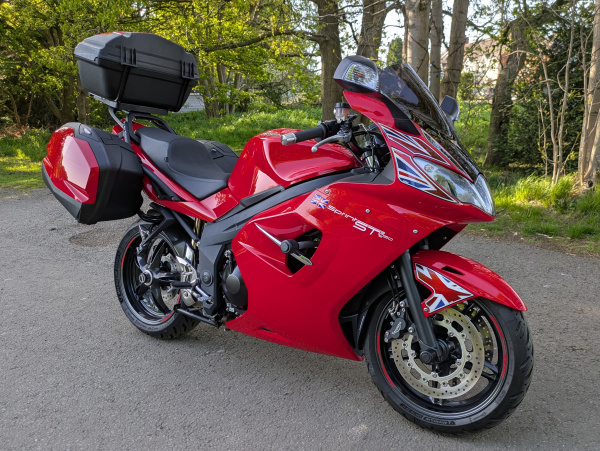 Zoom in Triumph Sprint ST 1050