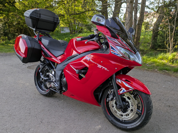 Zoom in Triumph Sprint ST 1050