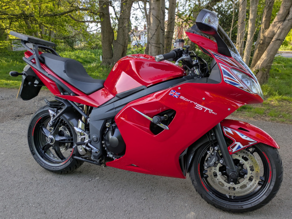 Zoom in Triumph Sprint ST 1050