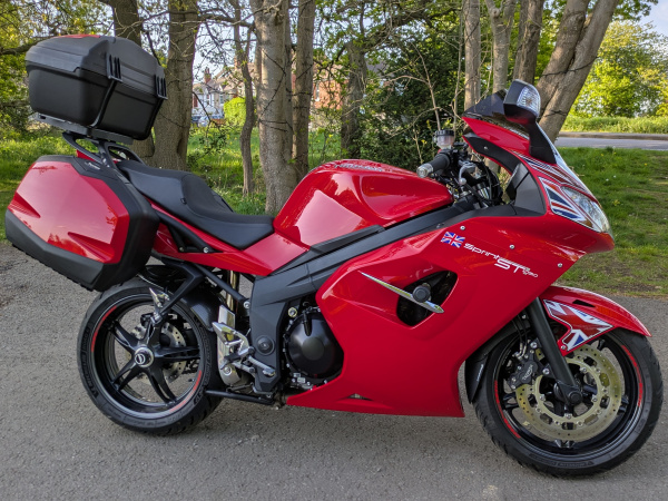 Zoom in Triumph Sprint ST 1050