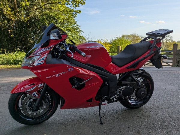 Zoom in Triumph Sprint ST 1050