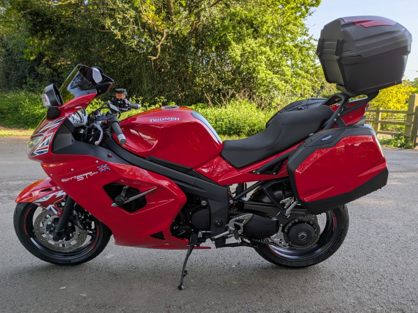 Zoom in Triumph Sprint ST 1050