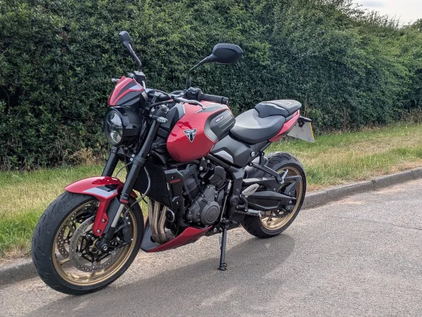 Triumph Trident 800-06